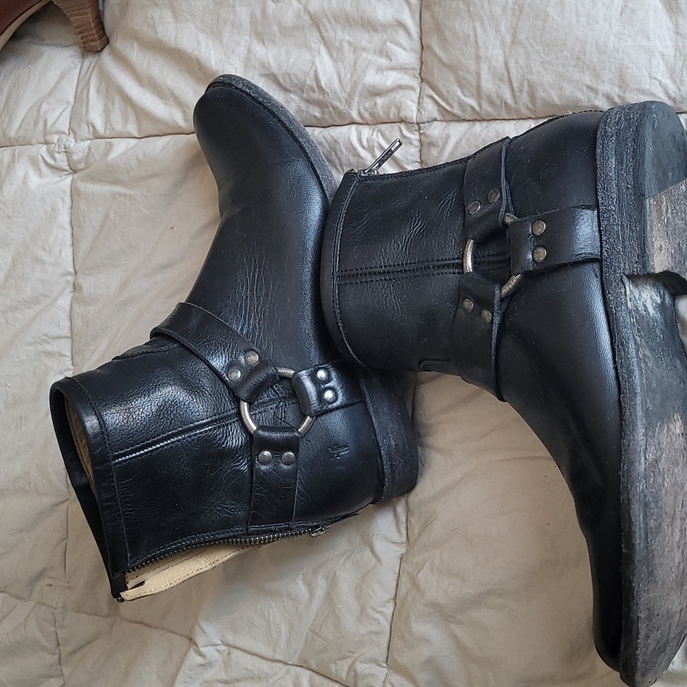 Frye Chelsea boot Size 7